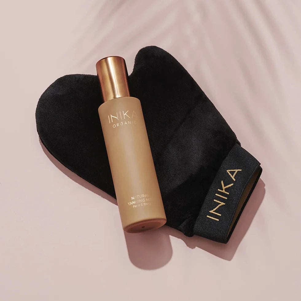 Natural Tanning Mist liegt auf Tanning Glove von INIKA Organic.