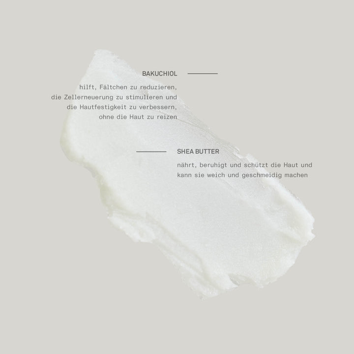 Creme‑Textur auf neutralem hellgrauen Hintergrund, präsentiert die pflegenden Inhaltsstoffe Bakuchiol (Anti‑Aging, stärkt Hautfestigkeit, stimuliert Zellenerneuerung sanft) und Shea Butter (nährt, beruhigt, schützt, macht die Haut weich und geschmeidig) – perfekt für feuchtigkeitsspendende, hautverjüngende Pflege.