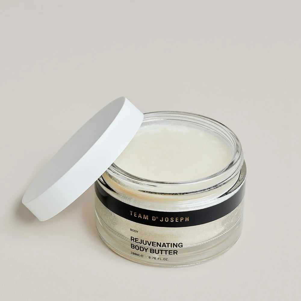 Geöffnete Dose Rejuvenating Körperbutter auf hellem, neutralem Hintergrund North Glow