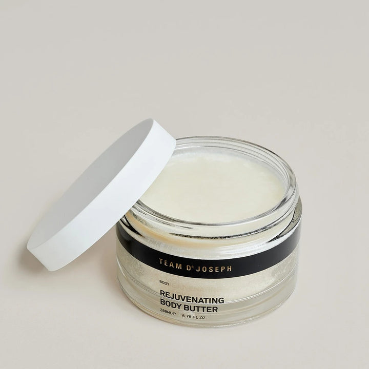 Geöffnete Dose Rejuvenating Körperbutter auf hellem, neutralem Hintergrund