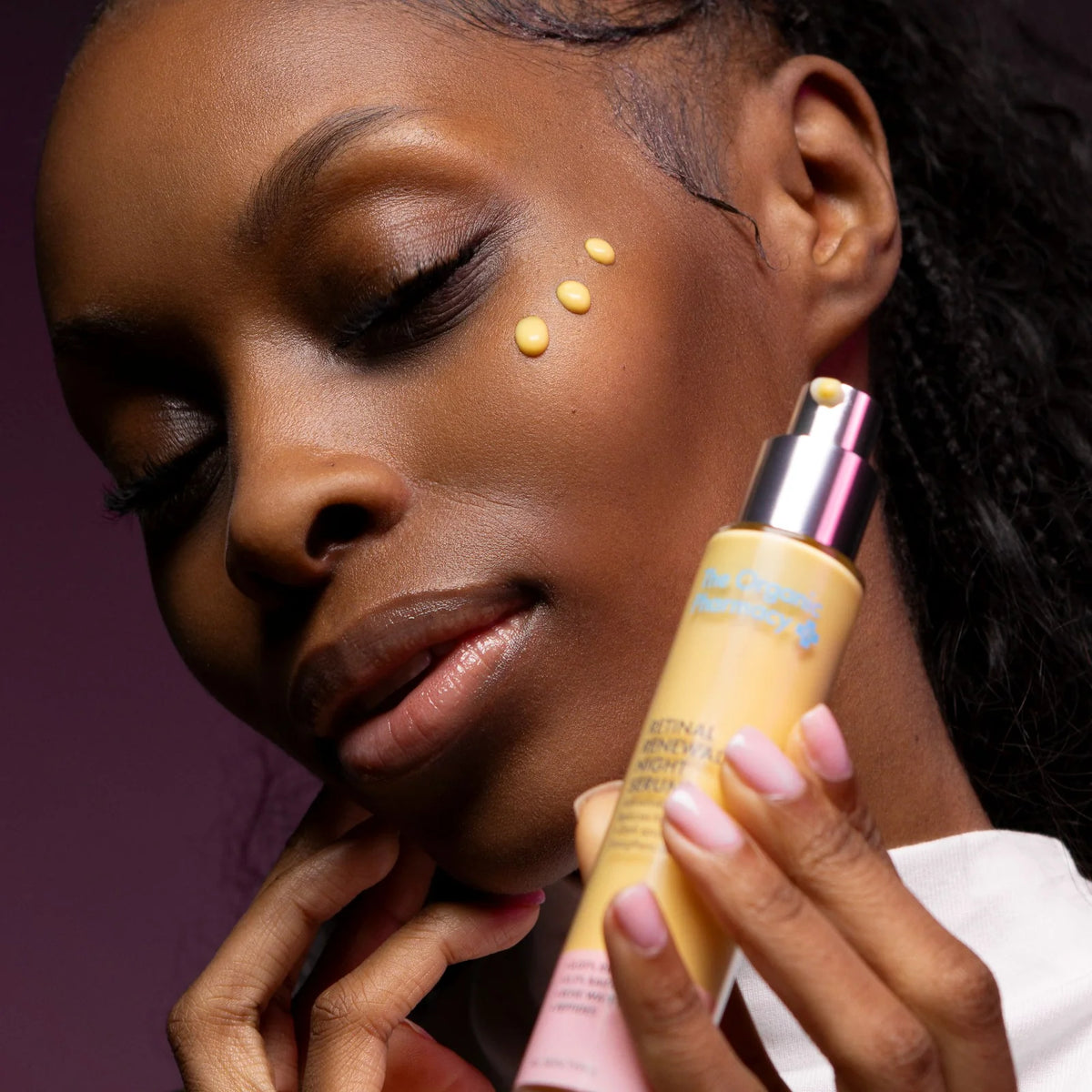 Flasche des The Organic Pharmacy Retinal Renewal Night Serum 35 ml in Nahaufnahme auf der Haut.