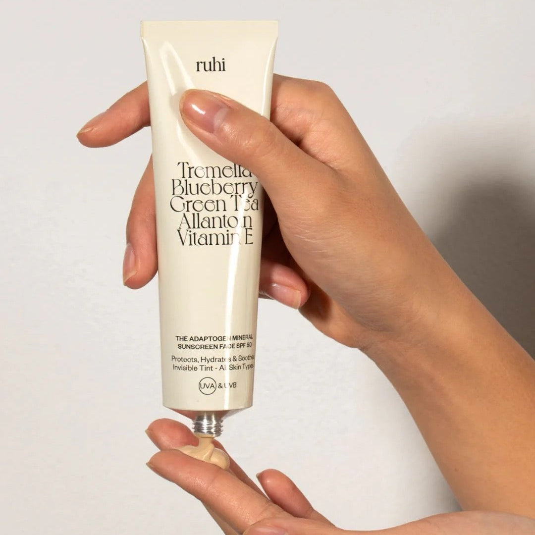 The Adaptogen Mineral Sunscreen Face SPF 50 während Verwendung 