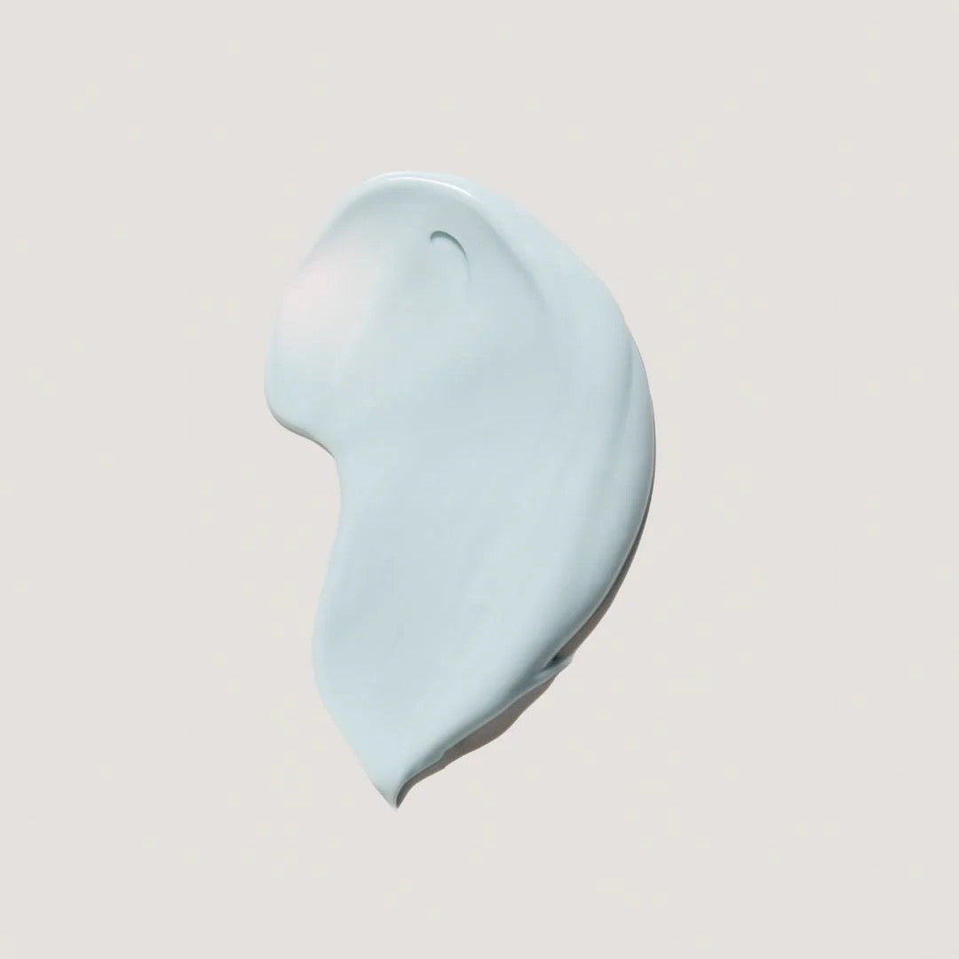 Ruhi The Longevity Exosome Cream, kleiner Kleks der cremigen Textur (Swatch) auf hellem Hintergrund