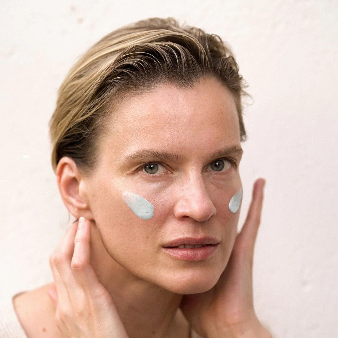Ruhi The Longevity Exosome Cream, Auf dem Gesicht aufgetragen.