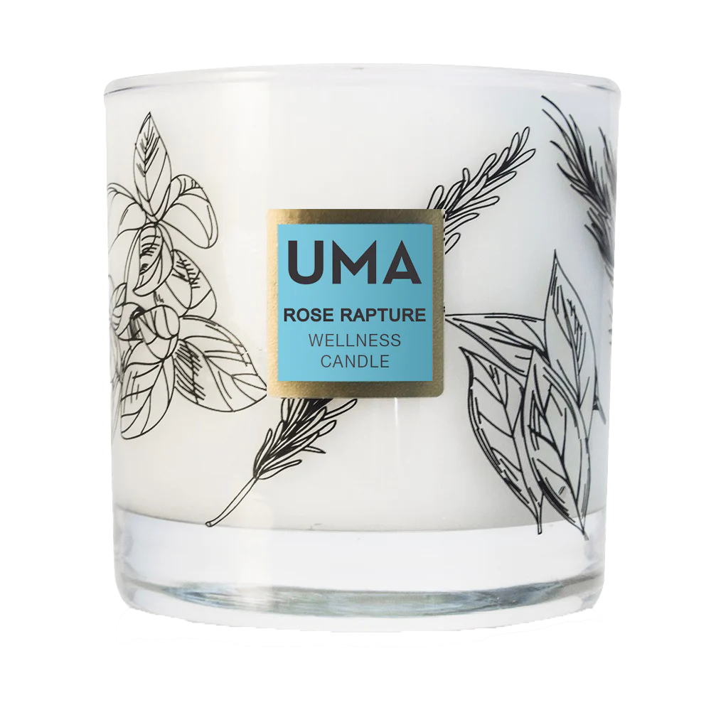 UMA Wellness Kerze Roes Rapture in einem transparentes Kerzenglas  vor schwarzem Hintergrund North Glow