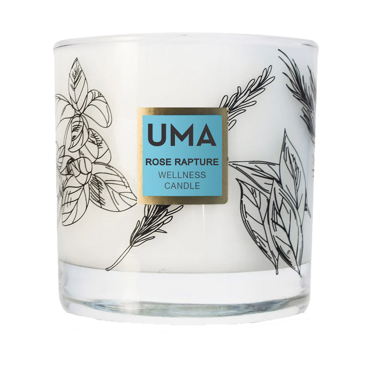 UMA Wellness Kerze Roes Rapture in einem transparentes Kerzenglas  vor schwarzem Hintergrund