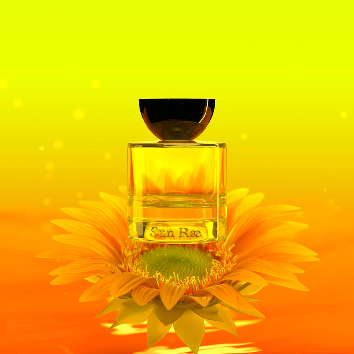 Gelber Glasflakon mit schwarzem Deckel Vyrao Sun Rea steht auf einer offenen Sonnenblume vor orangegelbem Hintergrund.