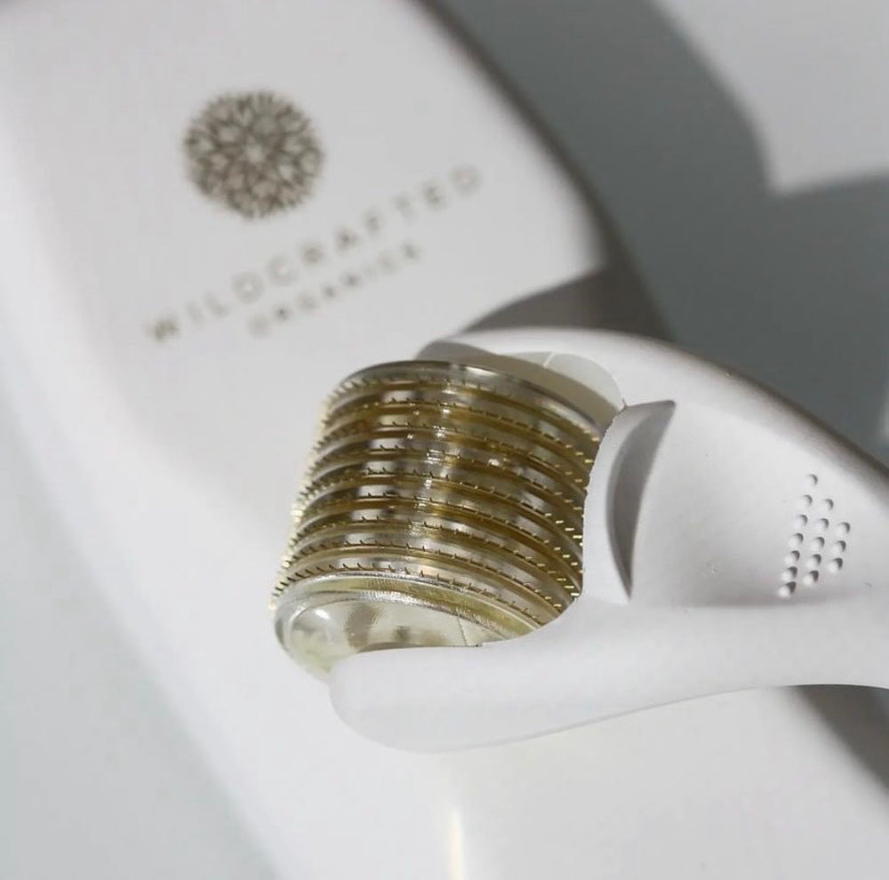 Nahaufnahme des Wildcrafted Organics Microneedle Dermal Rollers.