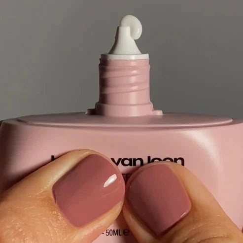 Nahaufnahme des Massageapplikators - Agate Hand Balm Flasche auf grauem Hintergrund North Glow