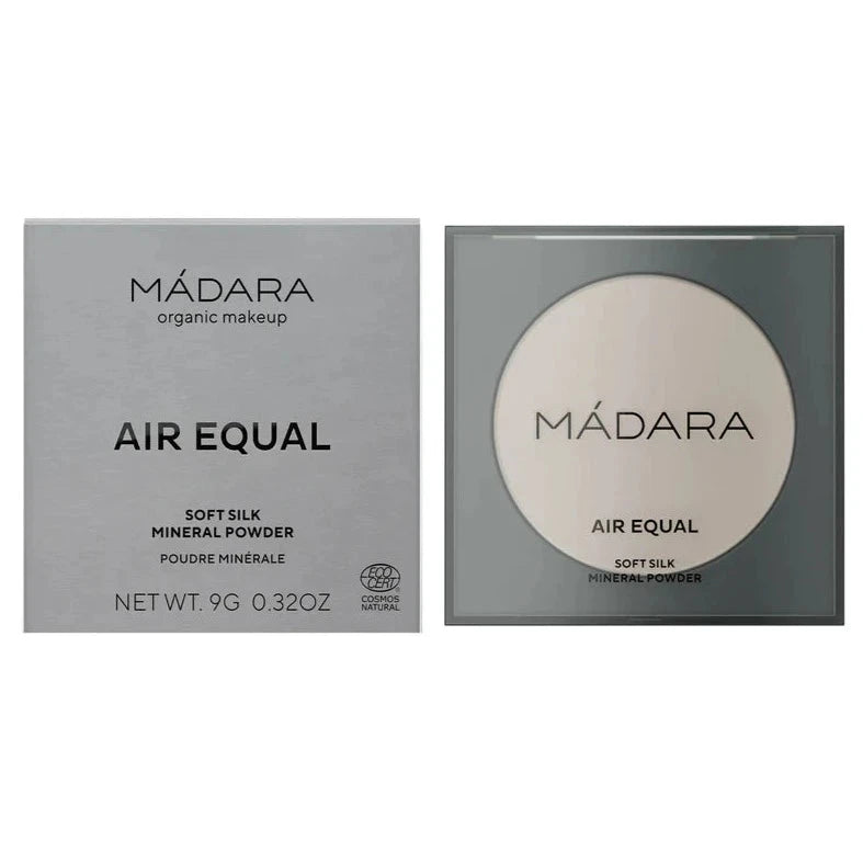 Produkt und Verpackung Air Equal Soft Silk Mineral Powder von Mádara nebeneinander vor weißem Hintergrund.