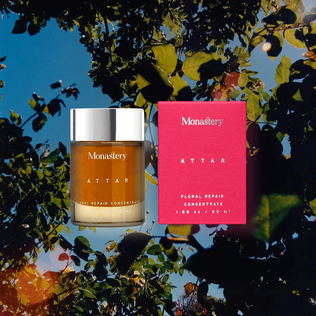 Monastery Attar Balm Konzentrat Tiegel und Verpackung mit 50ml Inhalt vor dem Hintergrund mit blauem Himmel und Bäumen North Glow