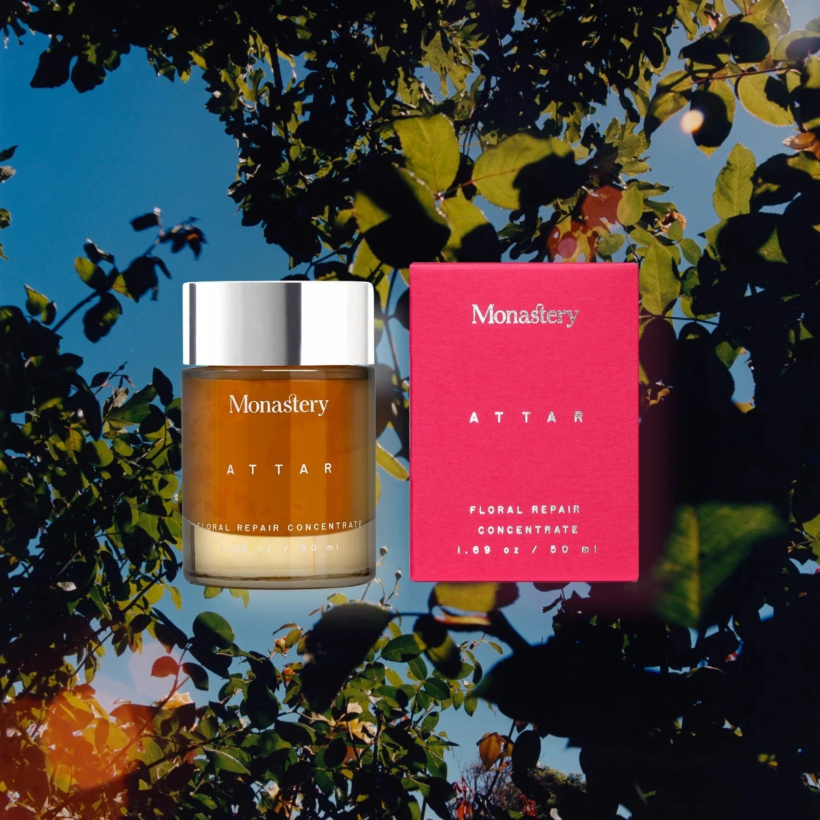 Monastery Attar Balm Konzentrat Tiegel und Verpackung mit 50ml Inhalt vor dem Hintergrund mit blauem Himmel und Bäumen