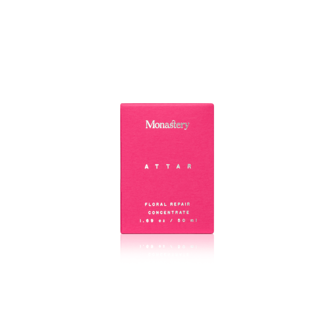 Rot pinker Verpackungskarton von Monastery Attar 50ml vor weißem Hintergrund. North Glow