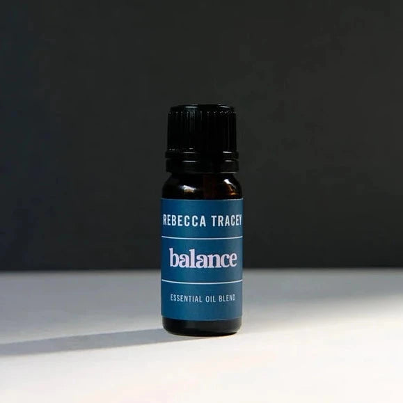 Rebecca Tracey Essencial Oil vor grauem Hintergund stehend