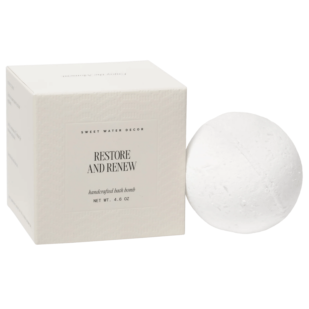Restore and Renew Sweet Water Decor Badebombe in stilvoller Verpackung auf weißem Hintergrund