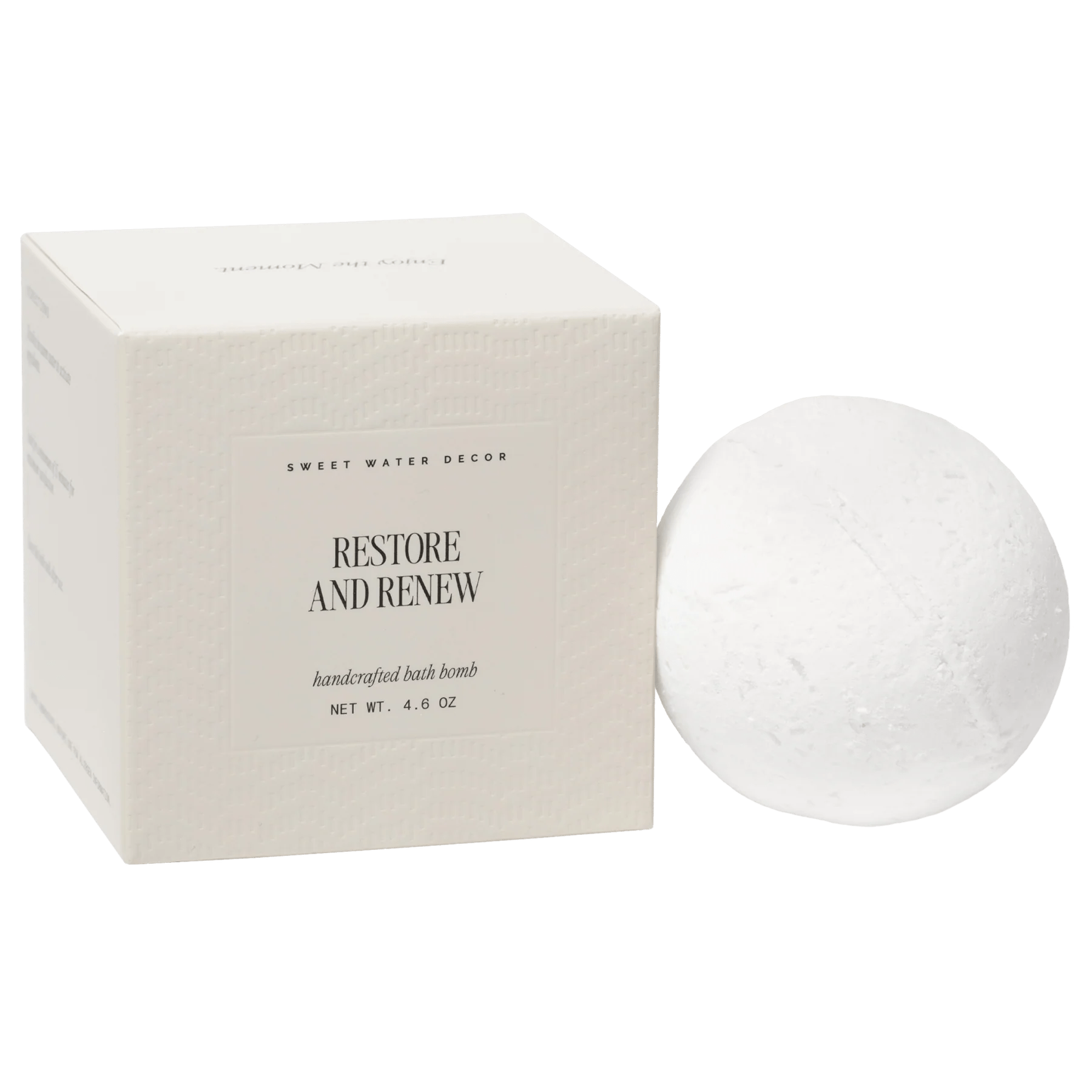 Restore and Renew Sweet Water Decor Badebombe in stilvoller Verpackung auf weißem Hintergrund