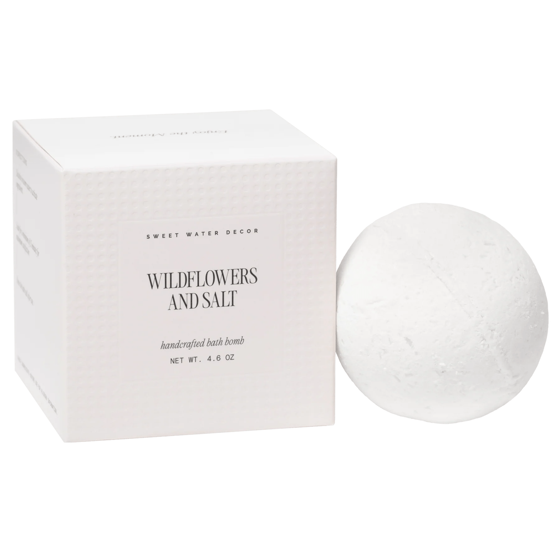 Sweet Water Decor Badebombe in stilvoller Verpackung auf weißem Hintergrund - Wildflowers and Salt