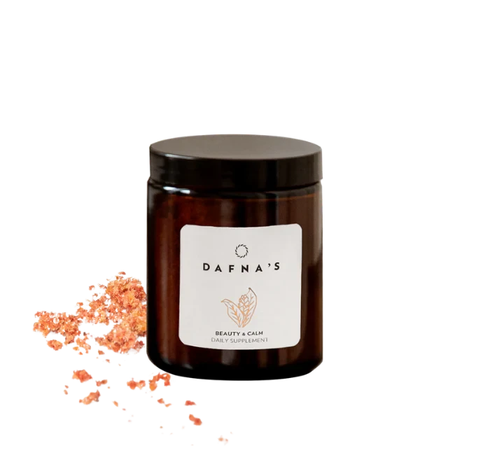 DAFNA´S BEAUTY & CALM Glas, daneben Nahrungsergänzungspulver vor weißem Hintergrund.