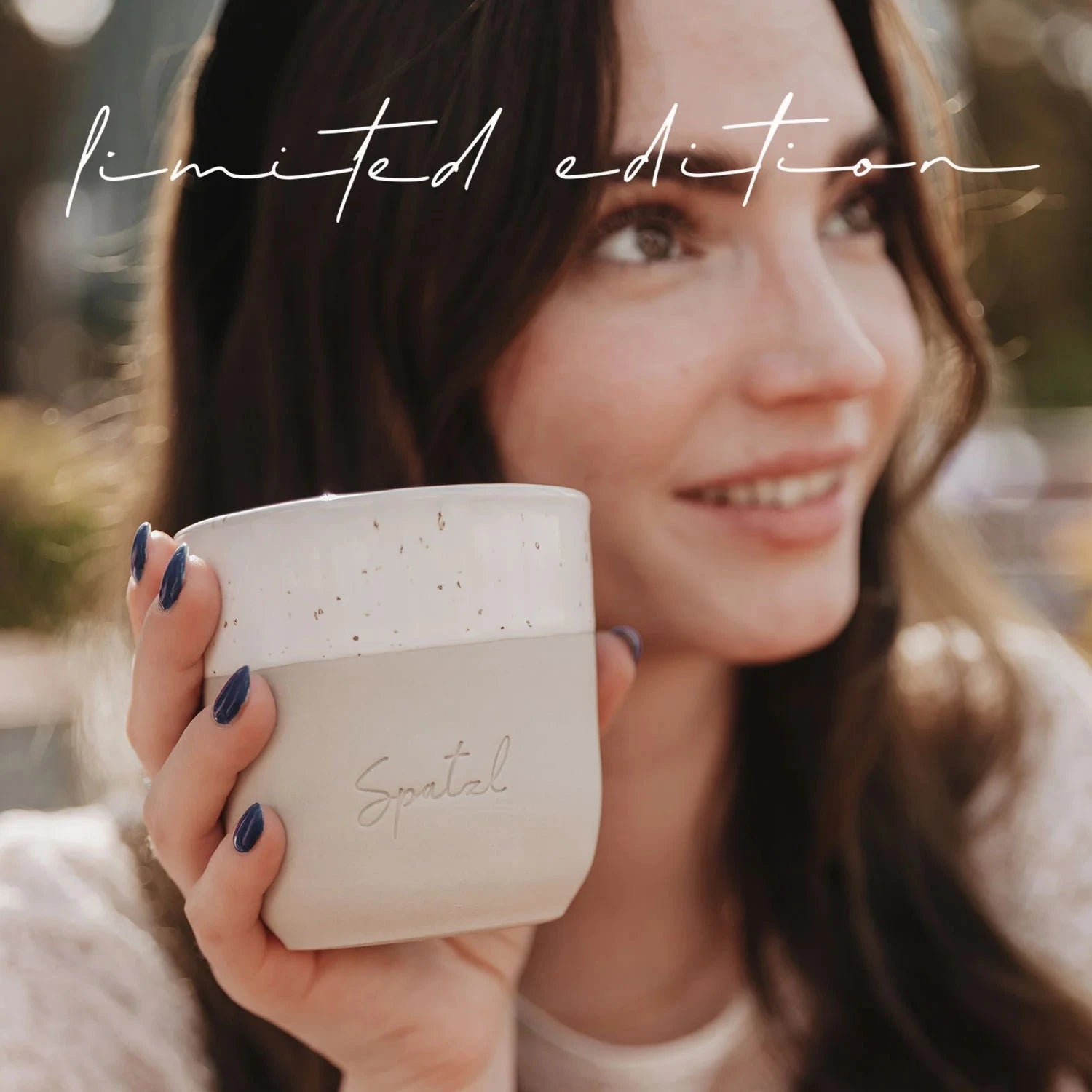 Becher Spatzl von Eulenschnitt wird in die Kamera gehalten.