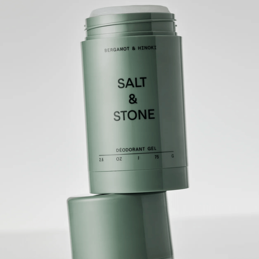Salt & Stone Bergamot & Hinoki Deodorant Gel stehend auf Deckel.