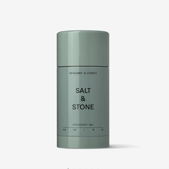 Salt & Stone Bergamot & Hinoki Deodorant Gel vor weißem Hintergrund.