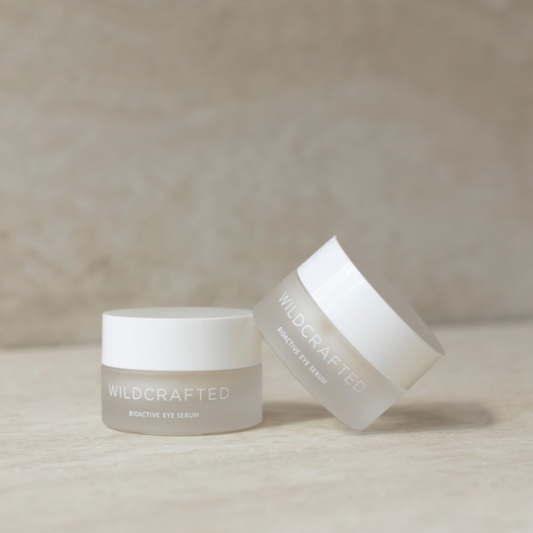 2 Milchglastiegel mit weißem Deckel Wildcrafted Bioactive Eye Serum stehen vor hellem Hintergrund. North Glow