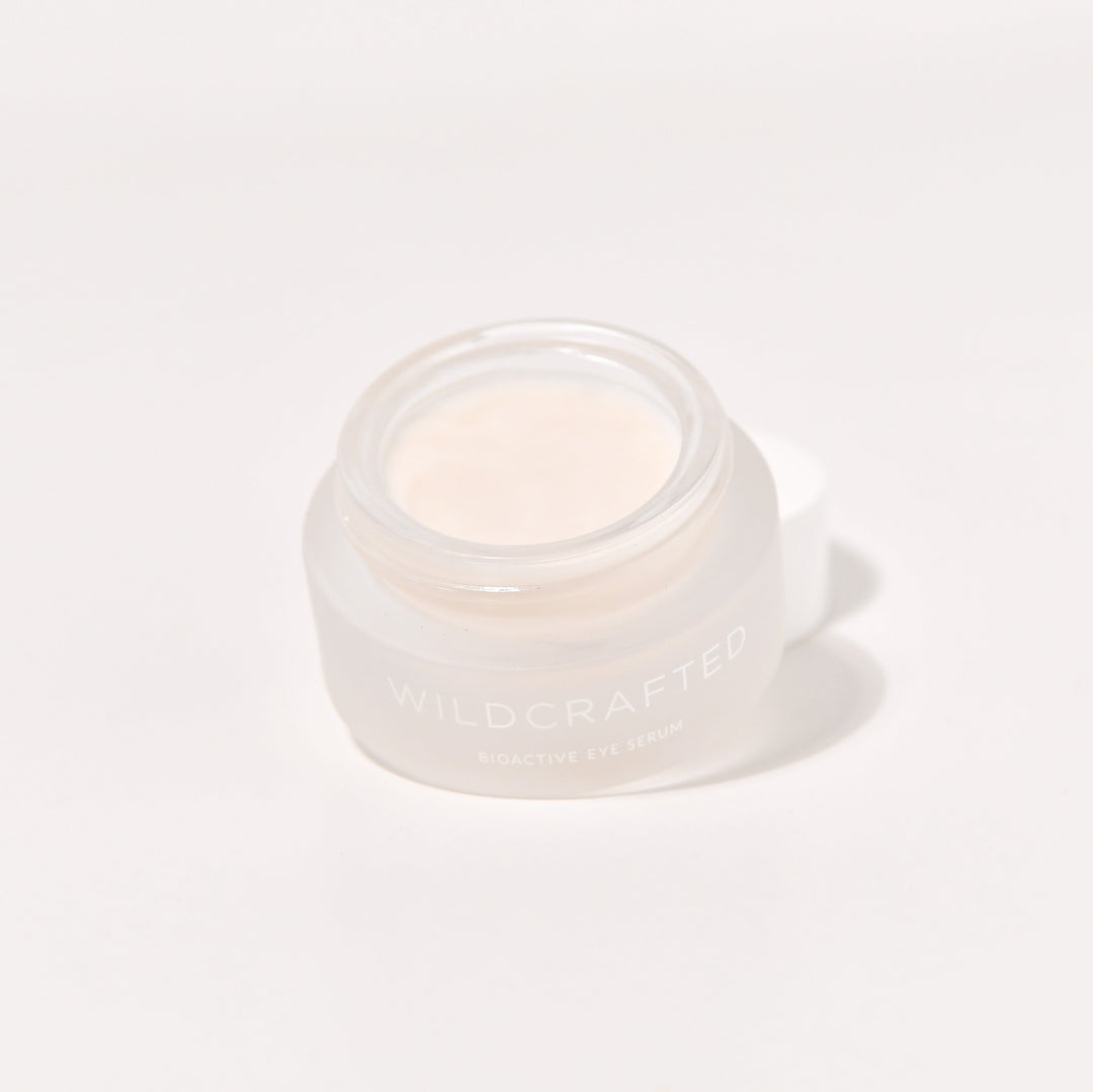 Offener Milchglastiegel Wildcrafted Bioactive Eye Serum vor weißem Hintergrund. North Glow