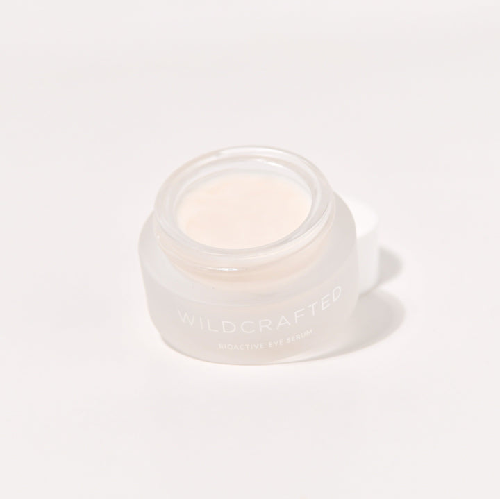 Offener Milchglastiegel Wildcrafted Bioactive Eye Serum vor weißem Hintergrund.