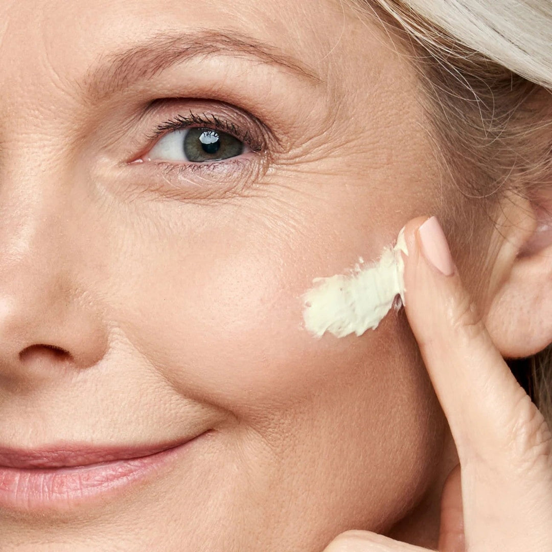 Auftragen der Supreme Cream von Odacité – intensive Feuchtigkeitspflege für Gesicht und Hals North Glow