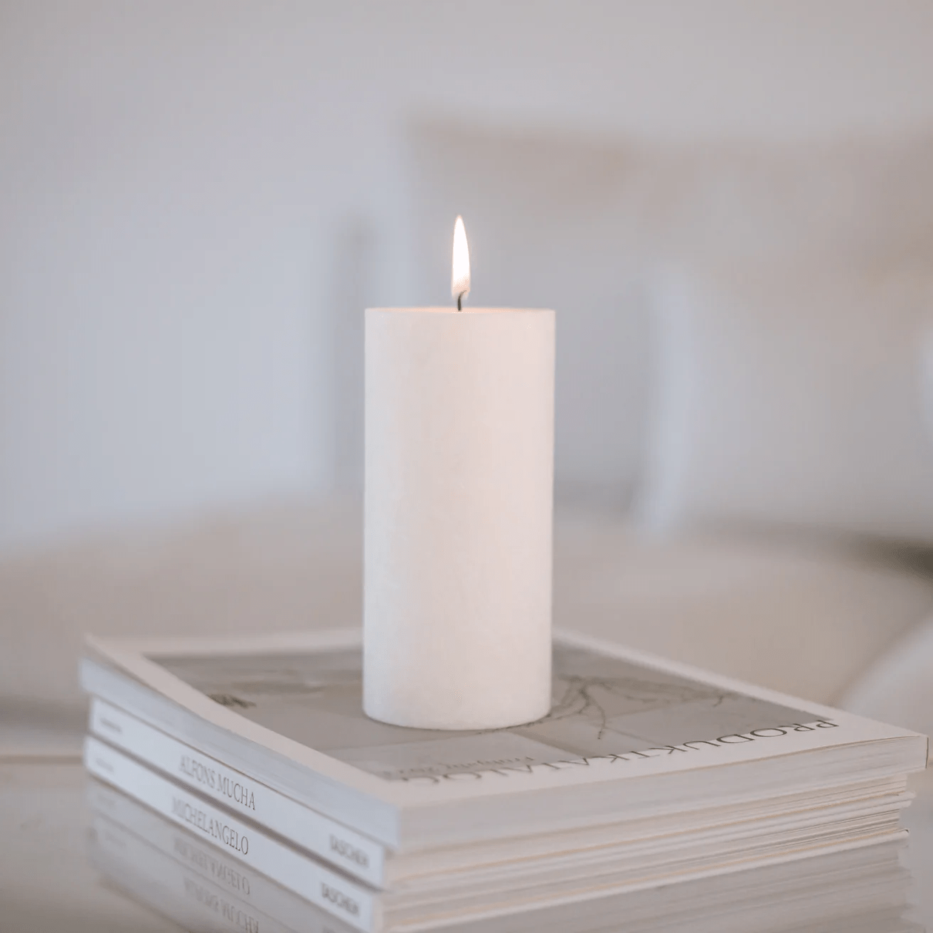 Blockkerze Olive von Eulenschnitt in weiß steht auf Produktkatalogen.