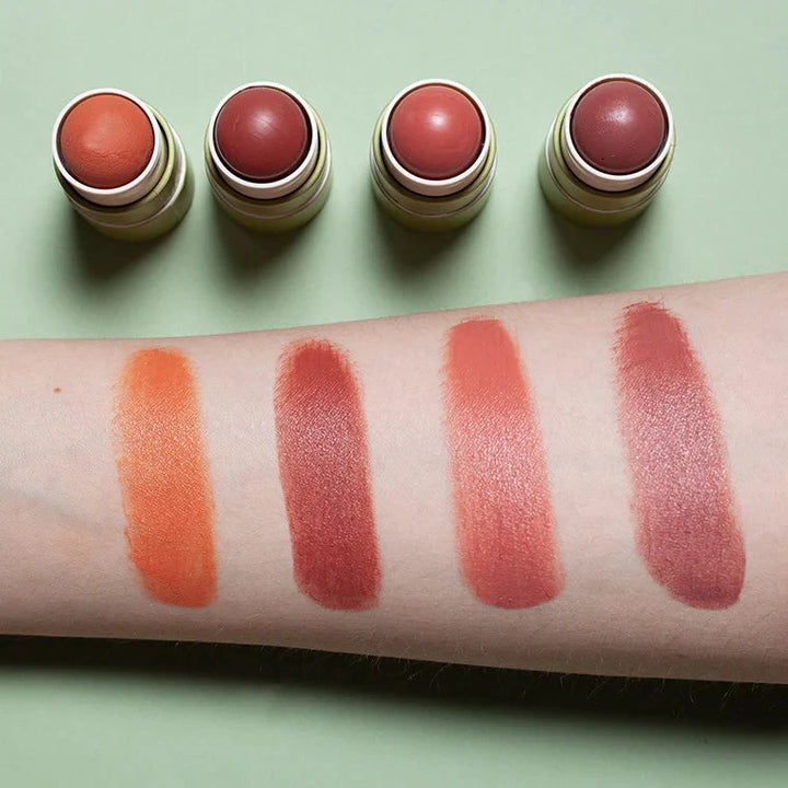 Arm mit verschiedenen Farbtönen der Blush Balms von PURE U. Cosmetics.