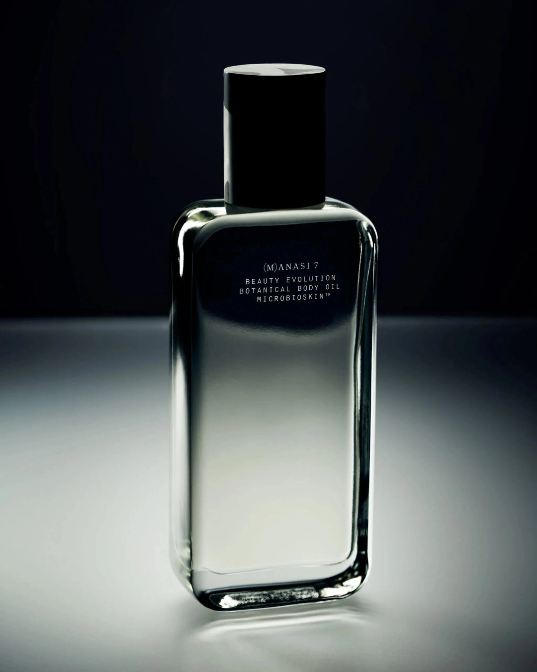 Botanical Body Oil von Manasi 7 stehend vor schwarz, grauem Hintergrund. North Glow