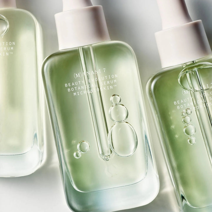 Nahaufnahme von 3 Manasi 7 Botanical Serum Chanua Flaschen.