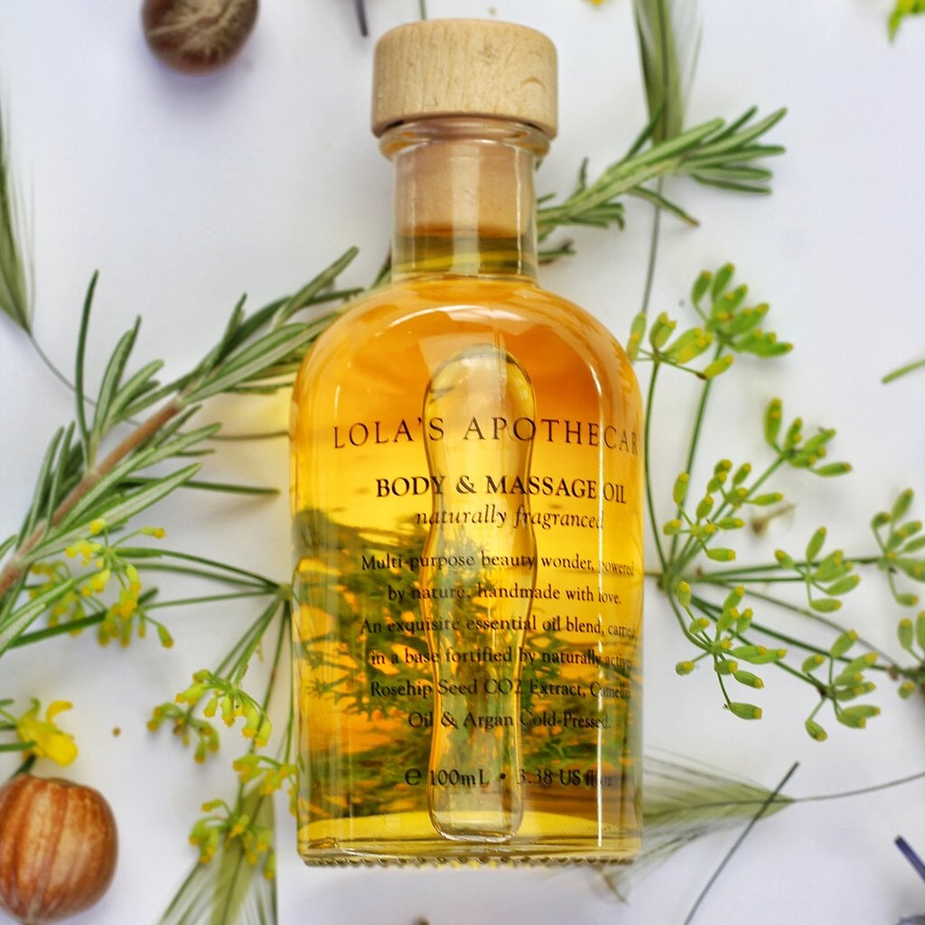 Lola´s Apothecary Breath of Clarity Body & Massage Oil vor hellem Hintergrund mit Rosmarin North Glow