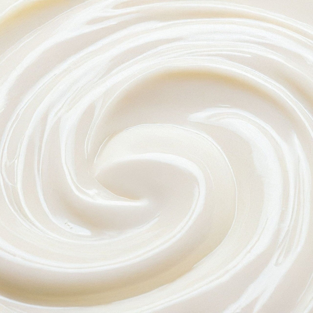 Detailaufnahme: Tropfen des Brightening Serums mit milchiger Textur North Glow