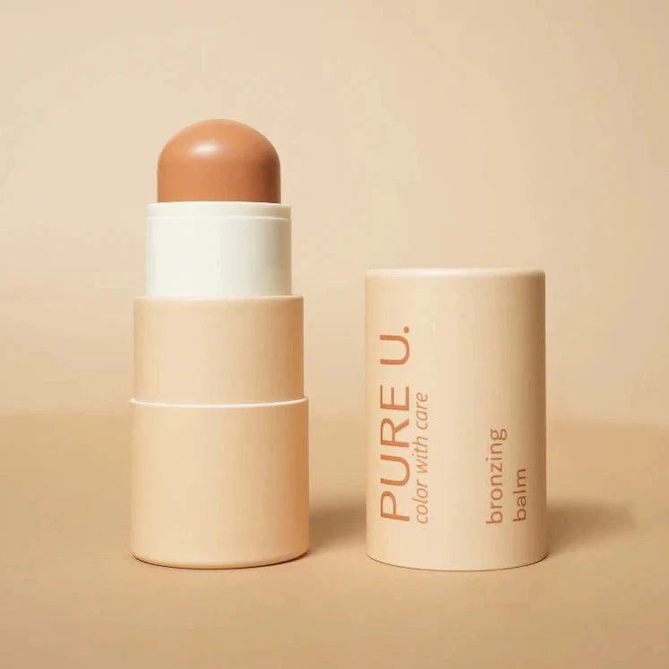 Bronzing Balm von PURE U. Cosmetics geöffnet vor beigem Hintergrund.