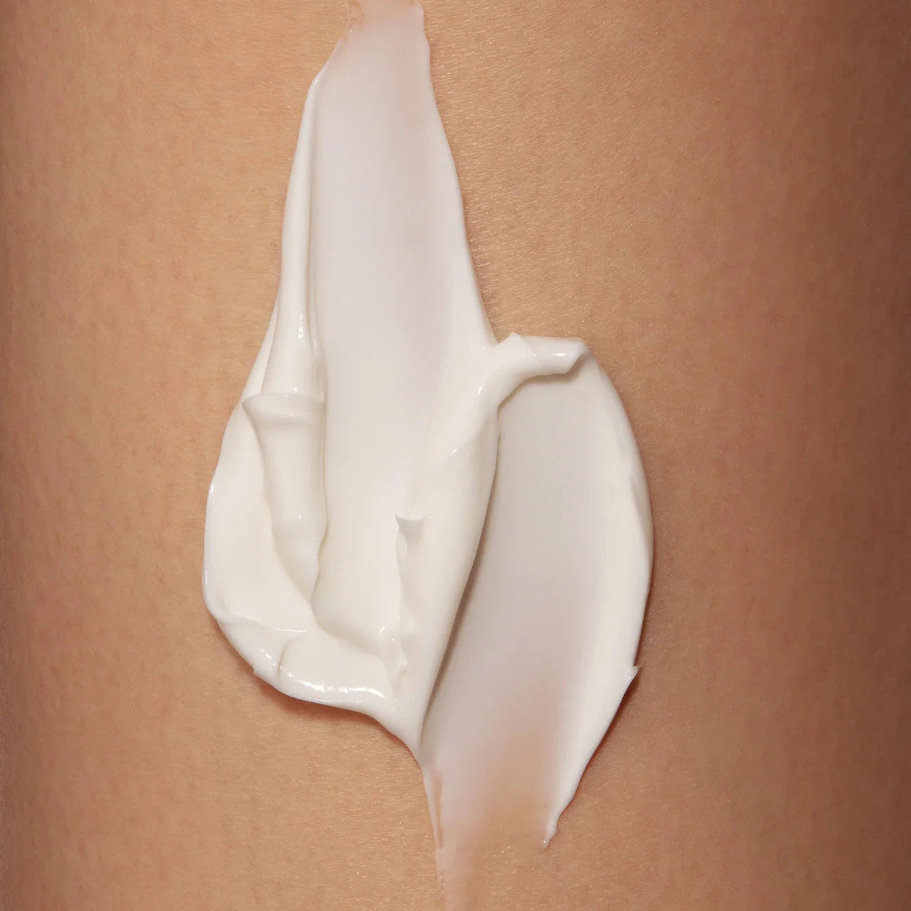 Feuchtigkeitsspendende, vegane Körperpflege – ODACITÉ C-Nourish Hydra-Firm Body Cream auf der Haut