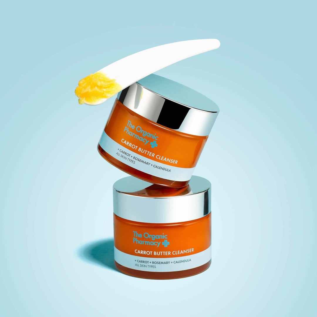 gestapelte Tiegel The Organic Pharmacy Carrot Butter Cleanser - cremige Textur. North Glow