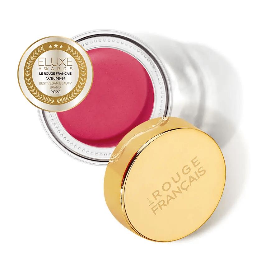 Cheek & Lip Nèfertiti Glastiegel mit offenem, goldenem Deckel steht auf weißem Untergrund.