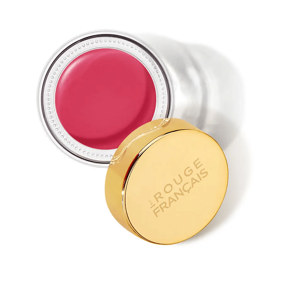 Cheek & Lip Zénobie Glastiegel mit offenem, goldenem Deckel steht auf weißem Untergrund.