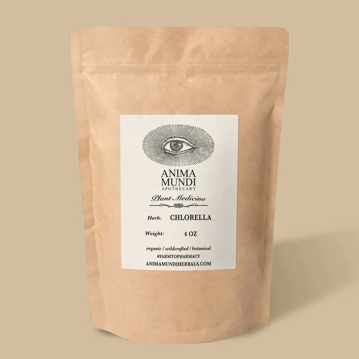 Packung Chlorella von Anima Mundi, stehend vor beigem Hintergrund.
