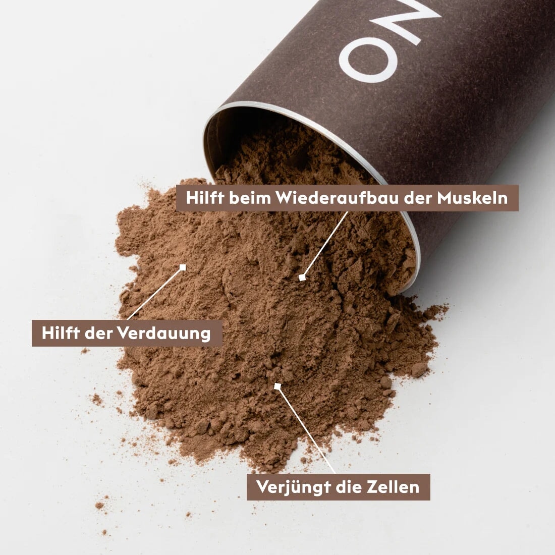 Offene Kiano Choco Strong Dose liegt auf weißem Hintergrund, Pulver ausgekippt.