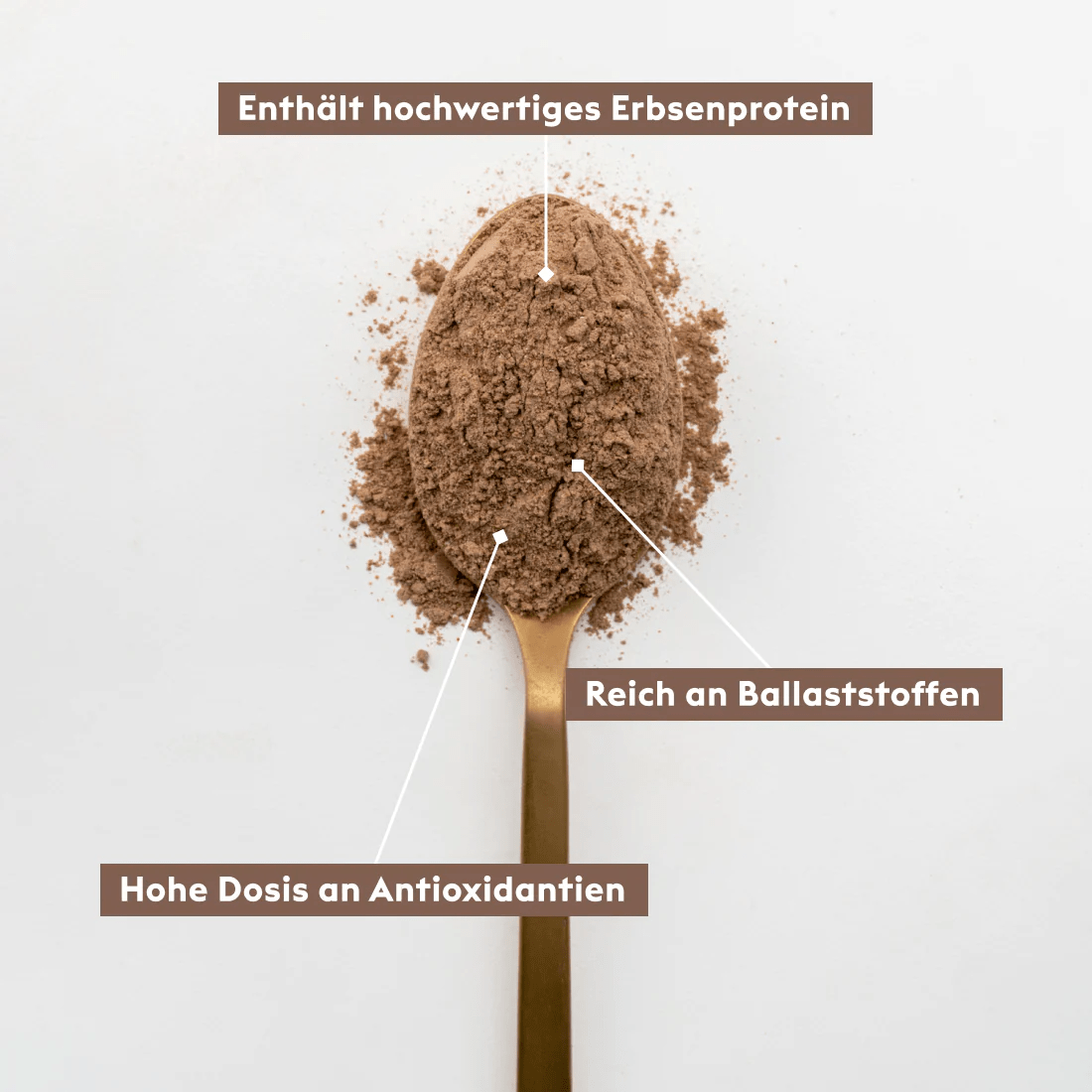 Kiano Choco Strong Pulver auf einem Löffel vor weißem Hintergrund.