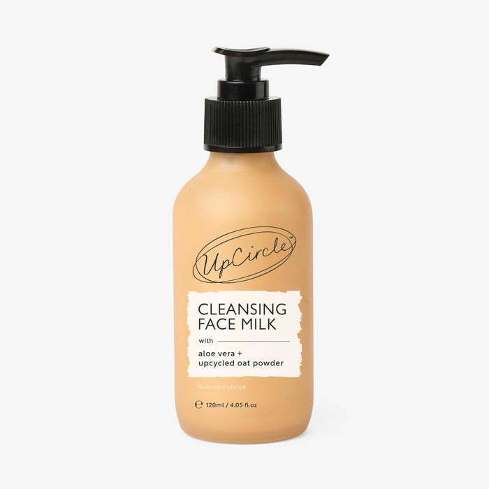 UpCircle Cleansing Face Milk mit Aloe Vera und upgecyceltem Haferpulver – sanfte, milchige Textur in Glasflasche auf weißem Hintergrund. North Glow