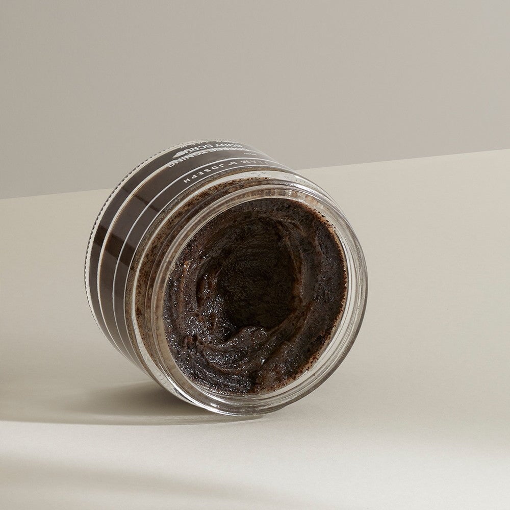Geöffneter Tiegel des Coffee Toning Body Scrub mit sichtbarer dunkler Textur – natürliches Körperpeeling mit Koffein