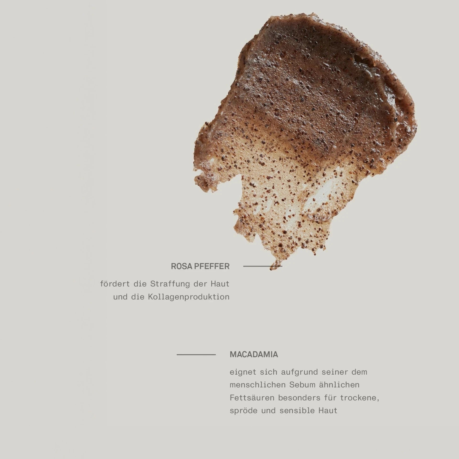 Nahaufnahme der Peeling-Textur des Coffee Toning Body Scrub – fein gemahlenes Kaffeepeeling für glatte Haut