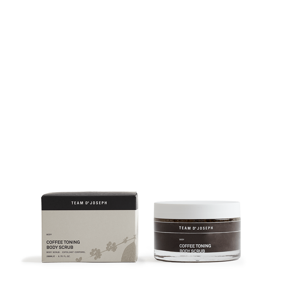Coffee Toning Body Scrub von Team Dr Joseph – Glastiegel mit weißem Deckel und schwarzem Peeling-Inhalt steht neben edler Verpackung North Glow