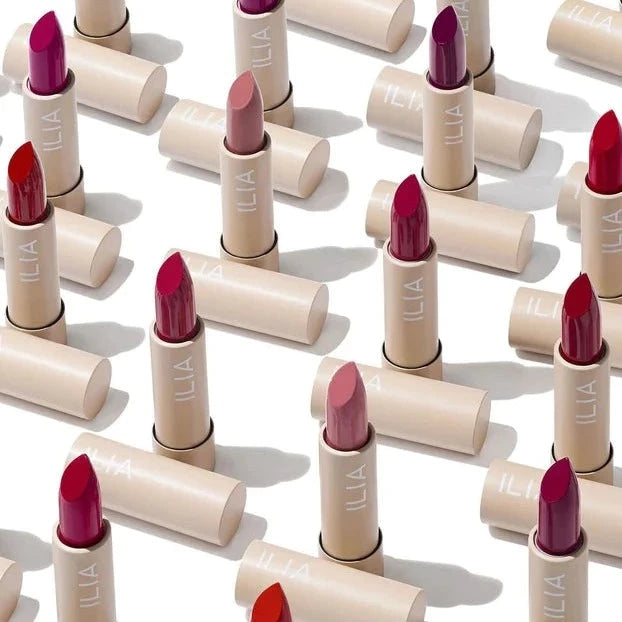 Mehrere offene ILIA Color Block Lipsticks in verschiedenen Farben stehen auf weißem Untergrund.