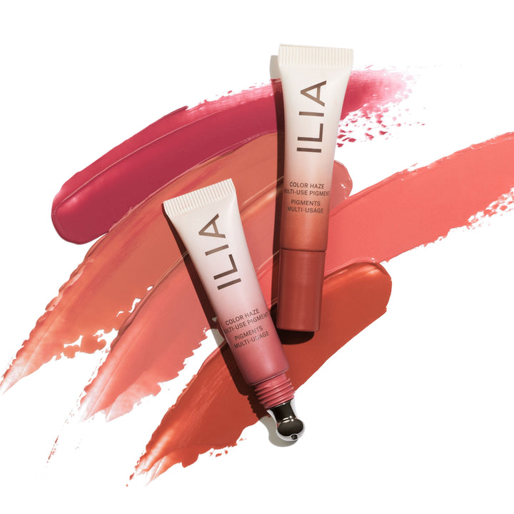 2 ILIA Color Haze Tuben liegen auf Farb- und Texturbeispielen. 
