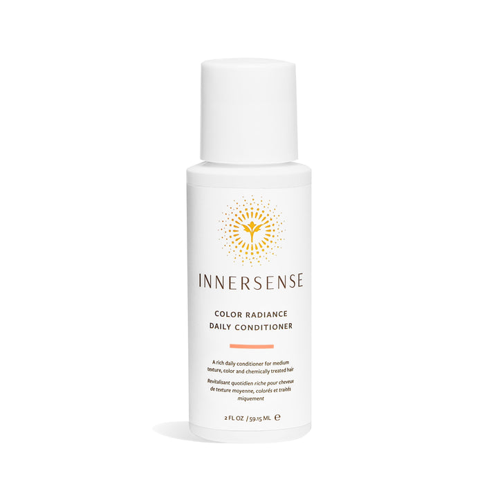 Innersense Color Radiance Daily Conditioner in Reisegröße vor weißem Hintergrund.